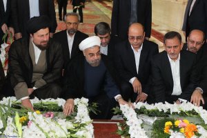 حضور بر مزار شهدای دولت