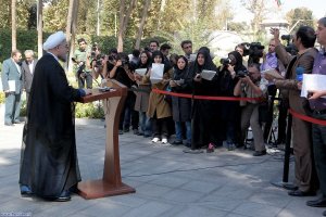 حضور در جمع خبرنگاران پس از جلسه هیات دولت