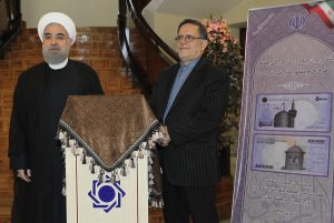 رونمایی از سکه طلا و ایران چک جدید با طرح حرم امام رضا(ع)