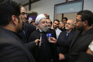 رییس جمهوری از بیمارستان امام رضا (ع) مشهد بازدید کرد/ عیادت رییس جمهوری از بیماران با اهدای شاخه های گل/ اجرای طرح تحول نظام سلامت از افتخارات دولت یازدهم است