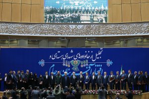 رییس جمهوری به اعضای تیم مذاکرات و خانواده شهدای هسته‌ای، نشان‌های دولتی اعطا کرد