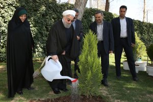 غرس نهال به مناسبت گرامیداشت هفته منابع طبیعی
