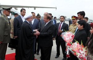 رییس جمهوری وارد پاکستان شد/ شلیک ٢١ گلوله توپ در پای پلکان هواپیما به افتخار دکتر روحانی /تهران و اسلام آباد سند راهبردی همکاری تجاری ۵ ساله امضا می کنند