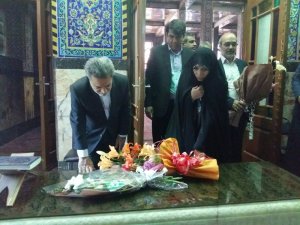 حضور دکتر امین زاده بر مزار شهید صدوقی سومین شهید محراب 