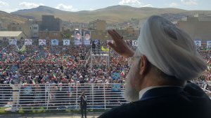 رییس جمهوری وارد شهرستان مهاباد شد/ استقبال صمیمانه مردم مهاباد از دکتر روحانی