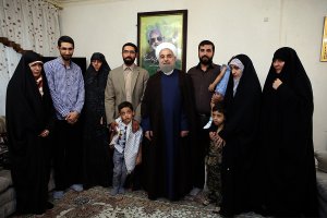 دکتر روحانی در دیدار با خانواده شهید مدافع حرم اهل بیت (ع) حاج سعید سیاح طاهری