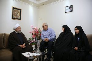 دیدار صمیمی رییس جمهوری با "رضا پورجواد کری بزرگ"  جانباز70 درصد دفاع مقدس