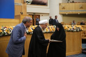 رییس‌ جمهوری از خانواده‌های شهدای دولت و وزرای دفاع مقدس تجلیل کرد