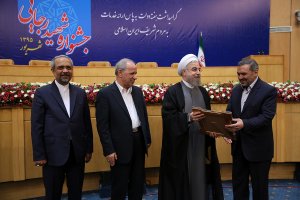 دکتر روحانی با اهدای لوح از برگزیدگان جشنواره شهید رجایی تقدیر و تجلیل کرد