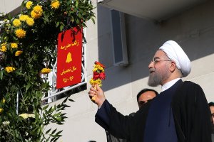 زنگ آغاز سال تحصیلی ٩٦-٩٥ توسط دکتر روحانی به صدا درآمد/ افتتاح و بهره برداری همزمان از ١٠٠٠ پروژه آموزشی، ورزشی و پرورشی در سراسر کشور