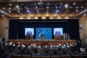 تلاش برای ساختن ایرانی آباد و سرافراز، وظیفه ملی، قانونی و شرعی است/ملت ایران در سایه اخلاص، مقاومت، ایستادگی و یکپارچگی خود توانست در هر جبهه‌ای موفق شود/ دعواهای بی ثمر باید جای خود را به تلاش بیشتر برای اشتغال، رونق و پیشرفت کشور دهد