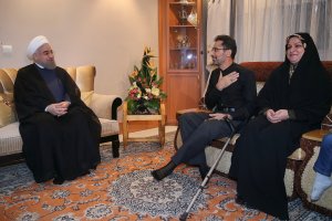 دکتر روحانی در دیدار جانباز محمدرضا نصری