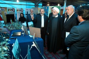 بازدید دکتر روحانی از نمایشگاه عملکرد دولت در رفع مشکلات حاشیه نشینی مشهد مقدس