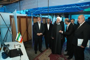 بازدید دکتر روحانی از نمایشگاه عملکرد دولت در رفع مشکلات حاشیه نشینی مشهد مقدس