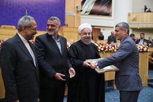 اعطای لوح تقدیر و تندیس به ۸ نفر از برگزیدگان  و حمایت کنندگان بخش کشاورزی