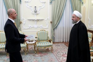 تقدیم استوارنامه سفیر رومانی