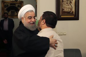 دیدار دکتر روحانی با جانباز علی اصغر امیدی
