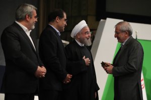 تجلیل دکتر روحانی از برگزیدگان جشنواره مولفه های اجتماعی موثر بر سلامت/ رونمایی از اطلس بیماری های شایع 