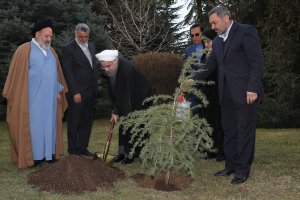 غرس نهال به‌مناسبت گرامیداشت هفته منابع طبیعی و روز درختکاری