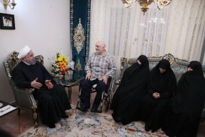 دکتر حسن روحانی در دیدار حیدر بنایی جانباز 70 درصد قطع نخاعی انقلاب اسلامی