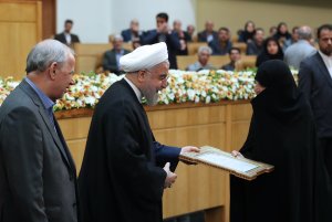 تجلیل رییس جمهور از خانواده شهدای دولت و برگزیدگان دستگاههای برتر در جشنواره شهید رجایی