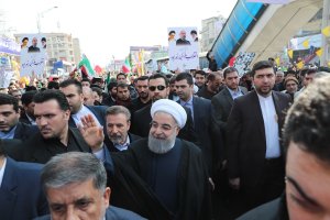 دکتر روحانی به جمع شرکت کنندگان در راهپیمایی با شکوه 22 بهمن پیوست