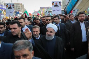 دکتر روحانی در جمع شرکت کنندگان راهپیمایی با شکوه 22 بهمن