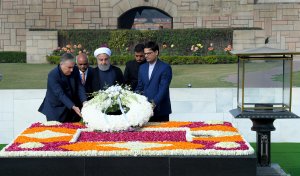 ادای احترام دکتر روحانی به گاندی؛ رهبر فقید سیاسی و معنوی هندوستان 