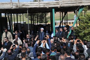 رئیس جمهور در بازدید از روستای زلزله زده فتاح بگ در استان کرمانشاه