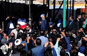 رئیس جمهور در بازدید از روستای زلزله زده فتاح بگ در استان کرمانشاه