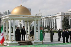 مراسم استقبال رسمی از دکتر روحانی در کاخ ریاست جمهوری ترکمنستان آغاز شد/ مذاکرات مشترک و امضای اسناد همکاری 