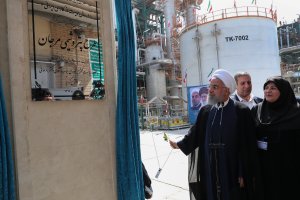دکتر  روحانی در افتتاح و بازدید مجتمع پتروشیمی مرجان عسلویه