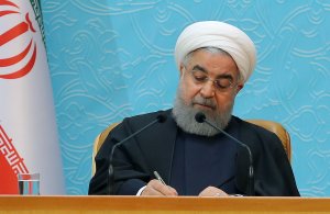 دکتر فرهاد دژپسند به سمت "وزیر امور اقتصادی و دارایی" منصوب شد