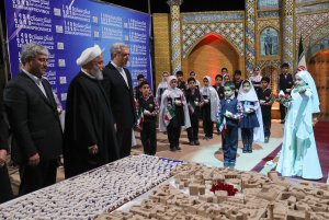 اهدای پرنده صلح و دوستی از سوی کودکان صلح به دکتر روحانی