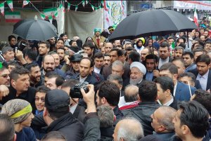 دکتر روحانی به جمع شرکت کنندگان در راهپیمایی یوم الله ۲۲ بهمن پیوست