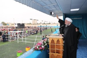 استقبال مردم خونگرم بندر لنگه از رییس جمهور در ورزشگاه تختی 