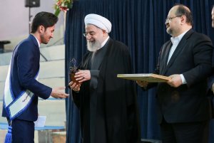 تجلیل دکتر روحانی از کارگران و مدیران واحدهای نمونه تولیدی و صنعتی کشور