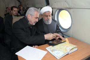 بازدید دکتر روحانی از روند کمک رسانی و گفت و گو با مردم زلزله زده