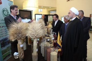 بازدید ازنمایشگاه دستاوردهای فن آورانه و توانمندی های ورزارت کشاورزی