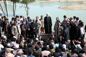 دکتر روحانی در جمع مردم روستای سیل‌زده کلانی