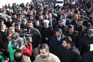 دکتر روحانی در جمع شرکت کنندگان در راهپیمایی یوم الله ۲۲ بهمن