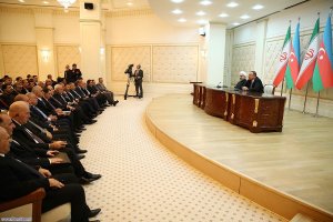 نشست مشترک خبری روسای‌جمهور ایران و آذربایجان پس از امضای اسناد همکاری تهران-باکو