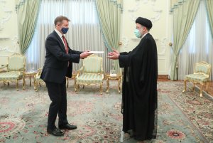 تقدیم استوار نامه سفیر جدید انگلیس به دکتر رئیسی