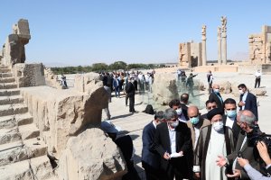 بازدید از بنای تاریخی تخت جمشید و گفتگو با گردشگران