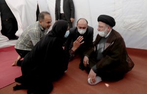 حضور رئیس جمهور در جمع مردم سیل زده هشت بندی شهرستان میناب