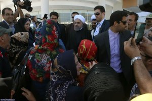 حضور رییس جمهوری در جمع صمیمی گروهی از مردم قشم و مسافران نوروزی