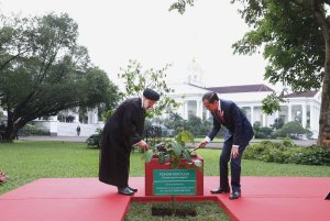 Iranian and Indonesian Presidents plant a sapling