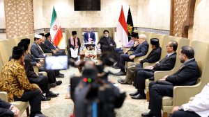 الایمان بالله تعالی و موالاة أهل بیت الرسالة علیهم السلام أکبر ممتلك للشعب الاندونیسی/ إدراك و إعلان المواقف الصحیحة حیال قضایا و أحداث العالم الاسلامی من قبل علماء اندونیسیا، هام للغایة/ العلاقات الوثیقة بین الشعبین الایرانی و الاندونیسی تعتمد علی المعتقدات المشترکة و لاتُزلزل أبدا