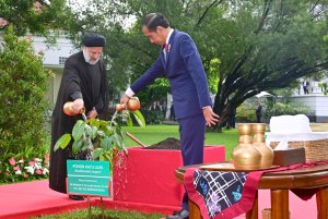 غرس نهال توسط روسای جمهور ایران و اندونزی در محوطه کاخ 