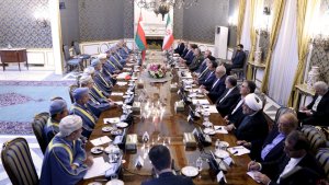 آیة الله رئیسی: ارتقی مستوی العلاقات الثنائیة بین ایران و سلطنة عمان من مرحلة التجارة‌ الی مرحلة الاستثمار/ أعرب عن تقدیره لدور السلطان العمانی لدعم حقوق الشعبین الیمنی و الفلسطینی/ السلطان العمانی: تضاعف مستوی التبادل التجاری بین ایران و عمان الی ضعفین/ یجب التعویض عن المسافة الراهنة حتی التوصل الی المستوی المطلوب و الجید بفضل تضافر الجهود لتفعیل الامکانیات المتبادلة بین الجانبین